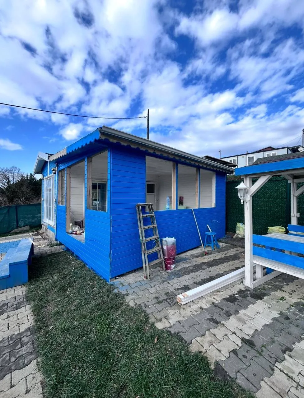 Mavi cepheli verandalı yapının dış görünümü